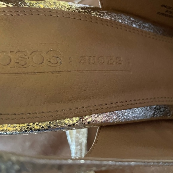 Cool Gold Pumps - Picture 2 of 3